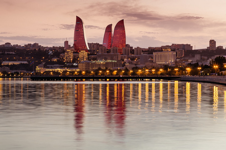 滨水区和城市的夜晚，在巴库，Azerbaija 视图