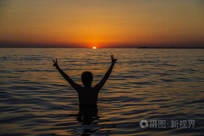 在西西里日落时分在海边沐浴的少年男孩