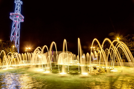 关闭一座喷泉的晚上灯火在阿塞拜疆巴库