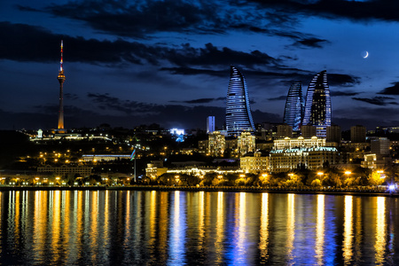 滨水区和城市的夜晚，在巴库，Azerbaija 视图