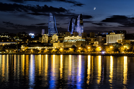 滨水区和城市的夜晚，在巴库，Azerbaija 视图