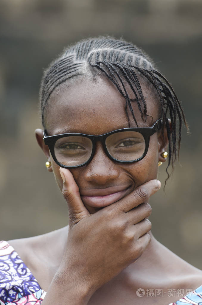 在眼镜的非洲少女