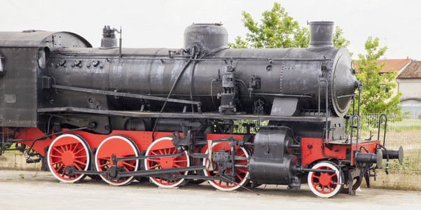 老机车的蒸汽火车，仍然对沥青，水平图像