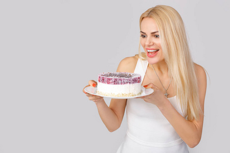 穿白色礼服的妇女藏品蛋糕