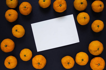 橘子和空卡片照片.带有文本位置的白色纸卡.柑橘果顶视图.