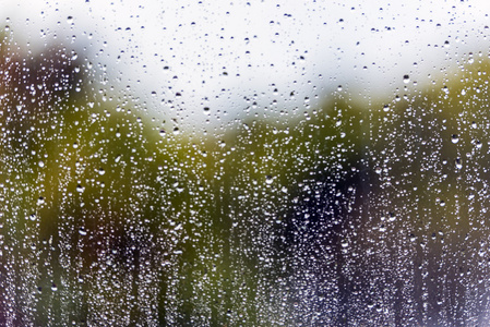 离焦模糊雨滴背景图片