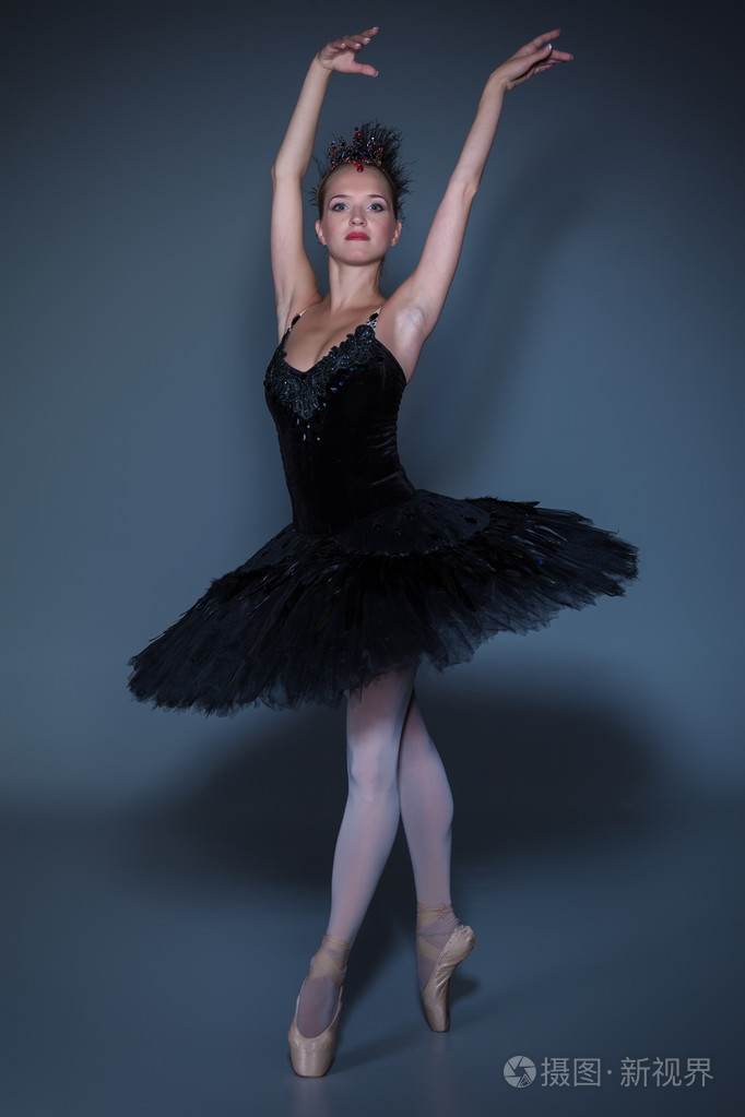 在芭蕾舞途在蓝色背景上的芭蕾舞女演员的肖像