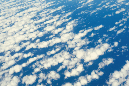 从飞机窗口的云和天空视图。抽象的蓝色纹理。复制空间