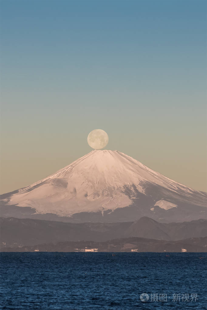 日本月亮日落时的富士山