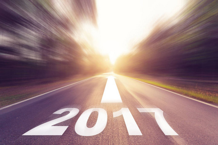 空的沥青路面和新年 2017年概念的运动模糊