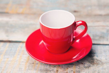 一个空杯子木制的桌子,顶视图上的空白剪贴板明亮的