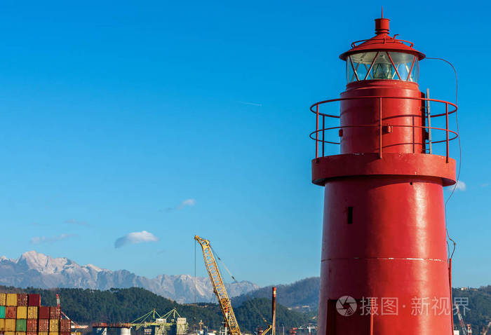 红色灯塔在港口La 帕斯亚意大利