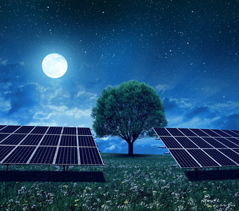 太阳能电站在夜的草地上