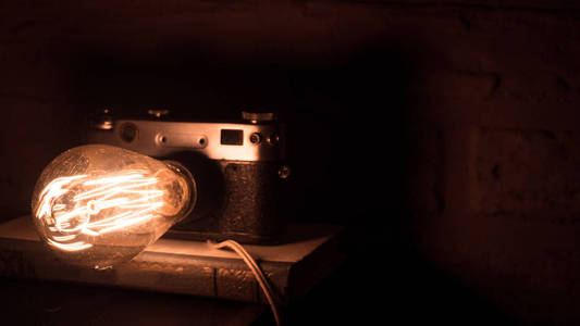 旧的老式相机，一盏灯的形式