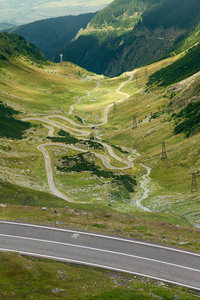 在盘山沥青公路上开车