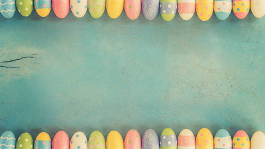 彩色复活节彩蛋在木质粉彩色彩背景与 spac