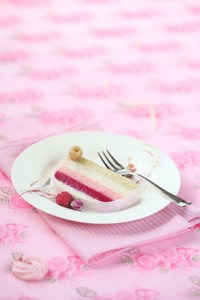 一块覆盆子荔枝和玫瑰玉木蛋糕图片
