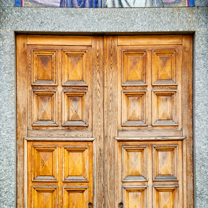 旧门在意大利土地欧洲建筑和木材的历史