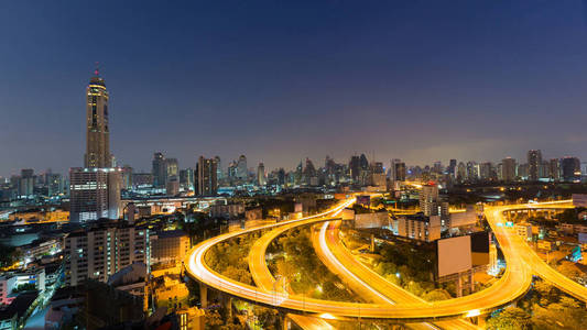 曼谷市市中心和公路弯夜景