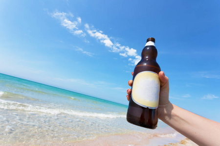 在一片沙滩上的啤酒瓶