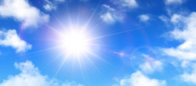 阳光明媚的背景下,蓝色天空白云和太阳照片