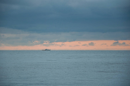 蓝色的海景, 地平线上有一艘船