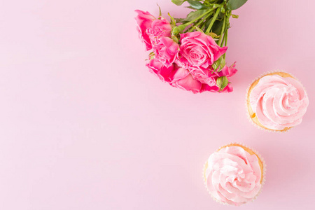 粉红色奶油装饰和玫瑰在粉红色粉彩背景蛋糕