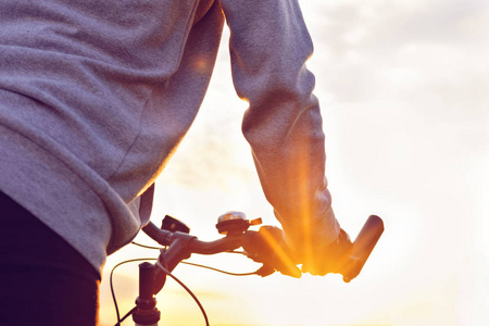 女孩在自行车上的夕阳