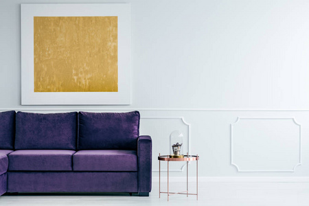 金色和紫色客厅