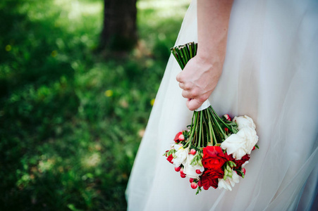新娘持有白色和红色的玫瑰花