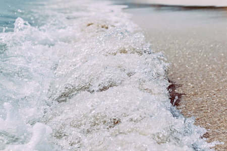 海水溅水在海滩上