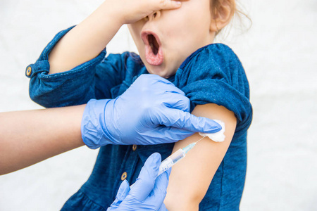 儿童接种疫苗。注射。选择性聚焦