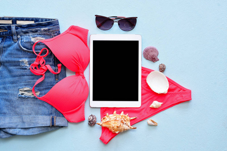 女性夏天比基尼泳装和配件在平板电脑和太阳镜蓝色