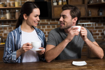 微笑的男人和女人早上喝咖啡图片