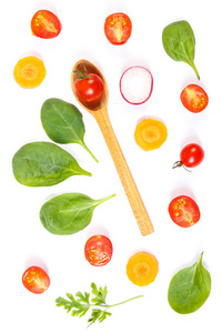 新鲜成熟的蔬菜用勺子在白色背景, 健康食物概念