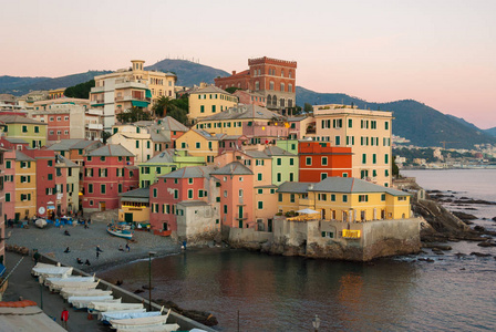 Boccadasse，小海区的热那亚，期间暮光之城