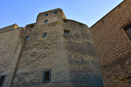 那不勒斯, 蛋城堡 约 1100 是最古老的城堡在那不勒斯, 位于凝灰岩的 Megaride。侧立面结构