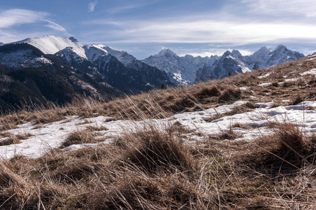 美丽的冬天风景的伟大白雪皑皑的山峰