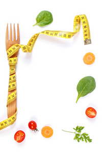 以厘米和蔬菜为框架的白色瘦身和健康营养概念