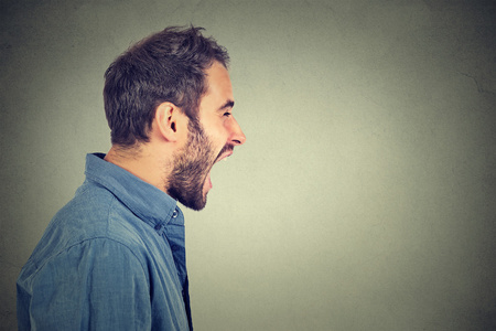 年轻人侧面图片