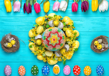 复活节彩蛋与五颜六色的郁金香在木质背景, 复活节假期概念。复活节装饰