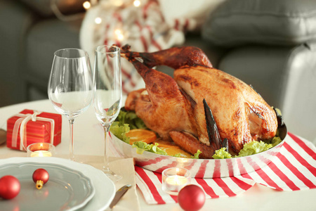准备圣诞大餐的美味火鸡图片