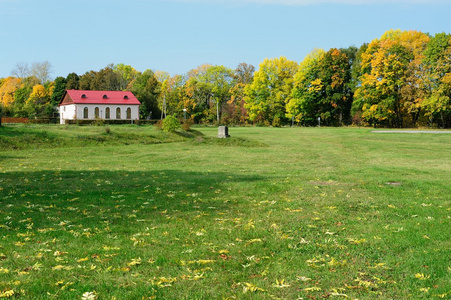 草地上的房子斯帕斯科耶 lutovinovo 的绿色夏天草地上的小房子照片