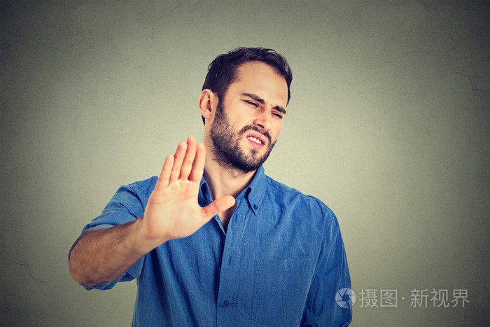 肖像厌恶的年轻人.消极的情感