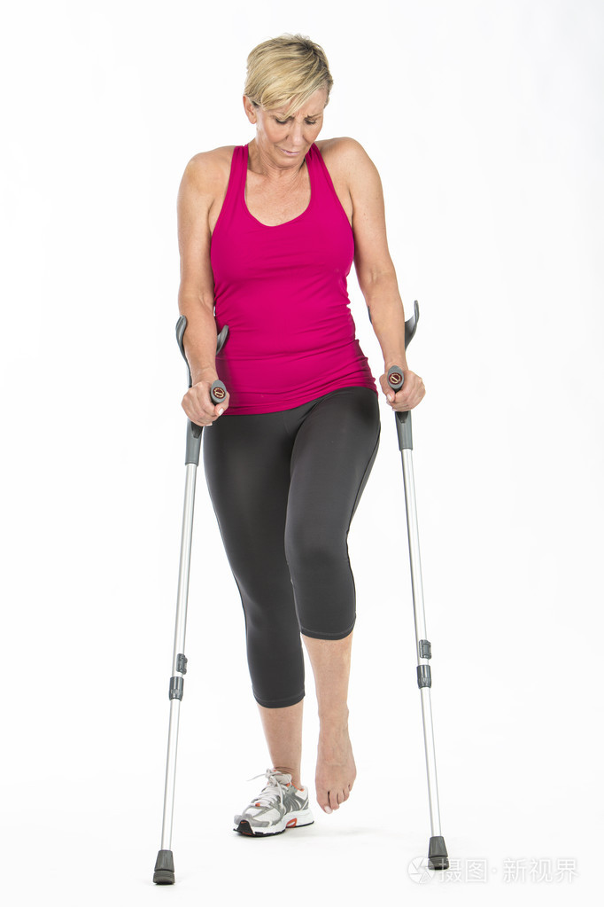 拄着拐杖走路的健身女人