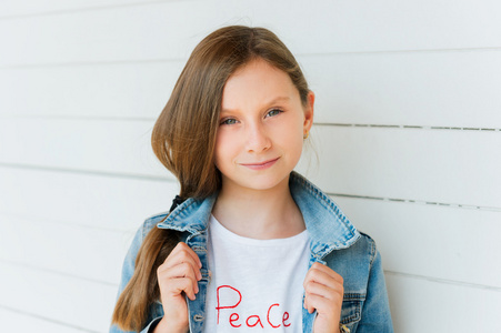 一个可爱的小女孩,9 岁的室外肖像男性青春期概念与红色帽衫,有趣的手