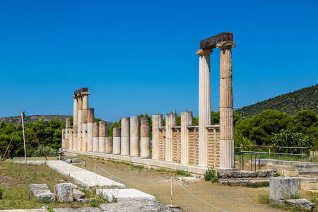 在 Epidavros，希腊废墟