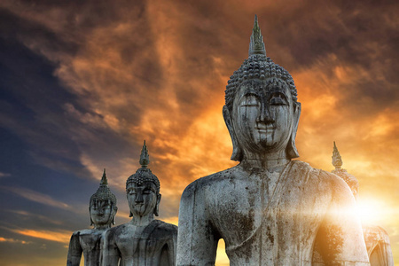 早上佛泰国古代佛像在早晨的阳光照片