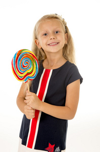 美丽的女孩子，用长长的金发吃舔巨大螺旋棒棒糖糖果快乐的笑
