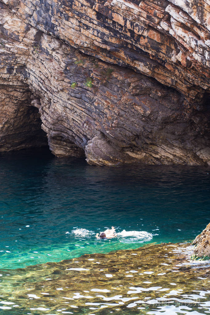 在环礁湖中游泳的女孩